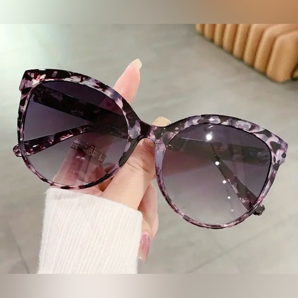 Oversized Purple Floral Fashion Sunglasses with Cat-Eye Shape and Case NWOT - Picture 1 of 4